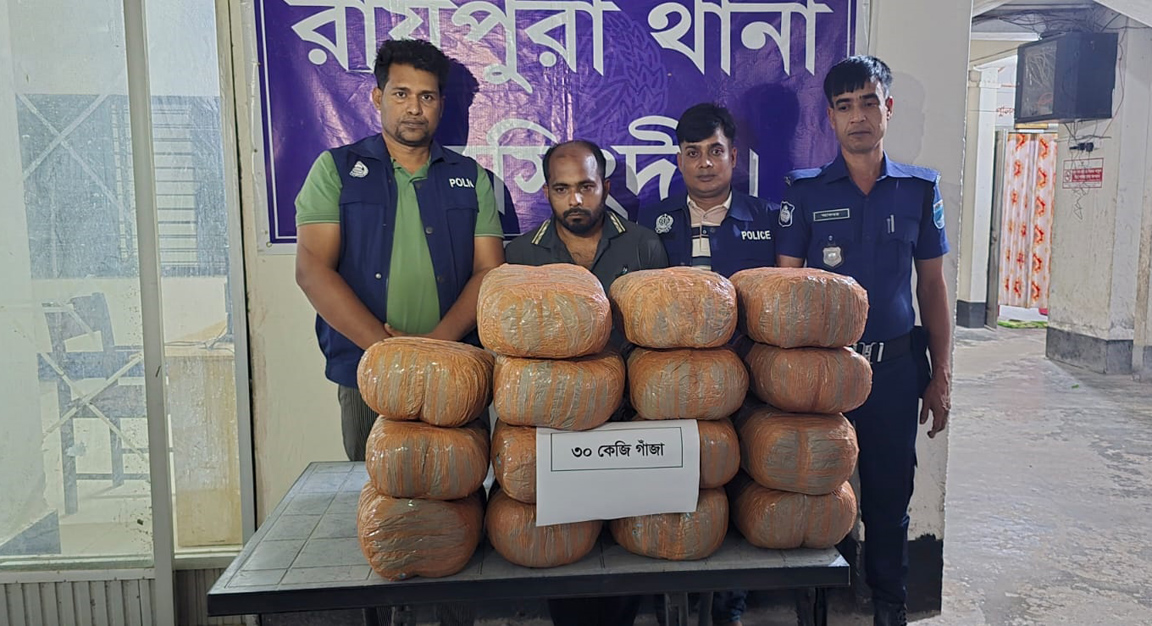 রায়পুরায় পৃথক অভিযানে ৩৫ কেজি গাঁজা ও ইয়াবাসহ ৩ মাদক ব্যবসায়ী গ্রেফতার